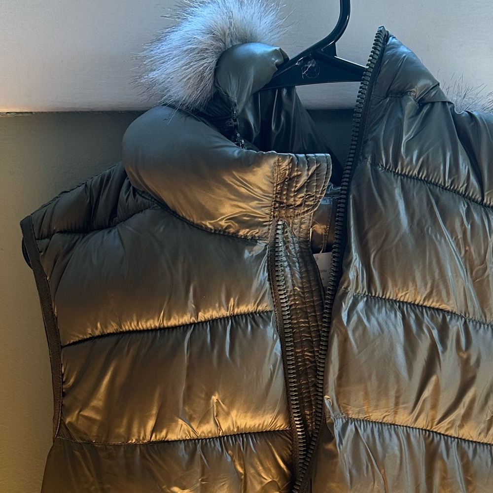 NWT Green Vest with Faux Fur Hood (L)